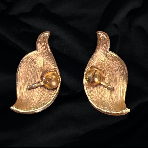 Vintage Pearl & Gold tone Clip on Earrings - Picture 7 of 7